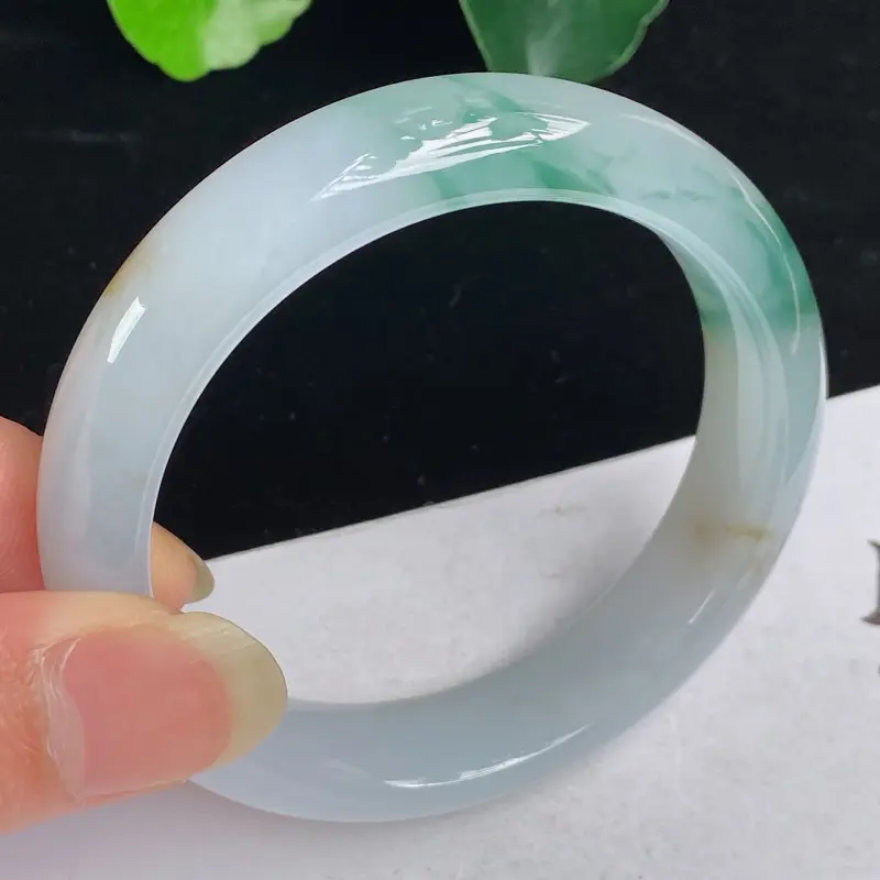 缅甸a货翡翠，水润飘花正圈手镯57.1mm 玉质细腻，水润飘花，条形大方得体，佩戴效果更佳