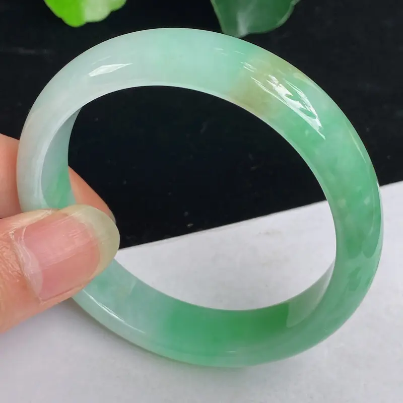缅甸a货翡翠，水润飘绿正圈手镯55.4mm 玉质细腻，颜色艳丽，条形大方得体，有种有色，佩戴效果更佳