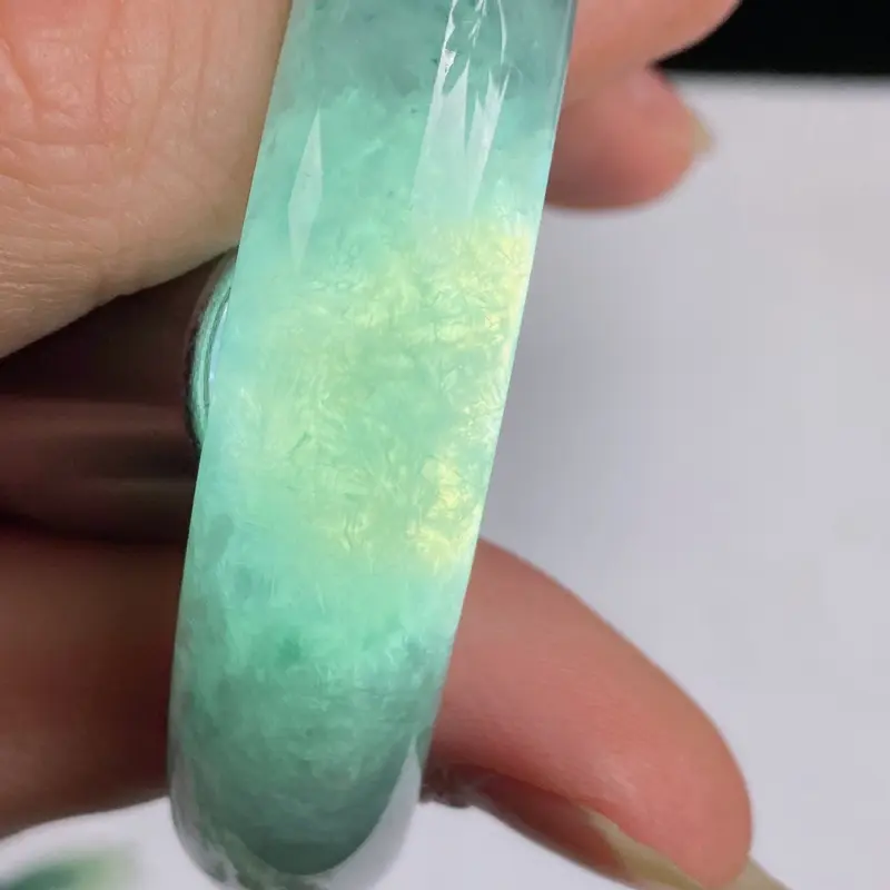 缅甸a货翡翠，水润飘花正圈手镯58mm 玉质细腻，水润飘花，条形大方得体，有种有色，佩戴效果更好