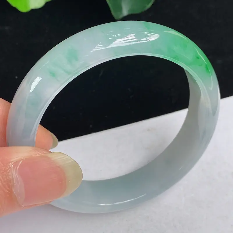 缅甸a货翡翠，水润飘绿正圈手镯54.7mm 玉质细腻，水润飘花，条形大方得体，佩戴效果更好