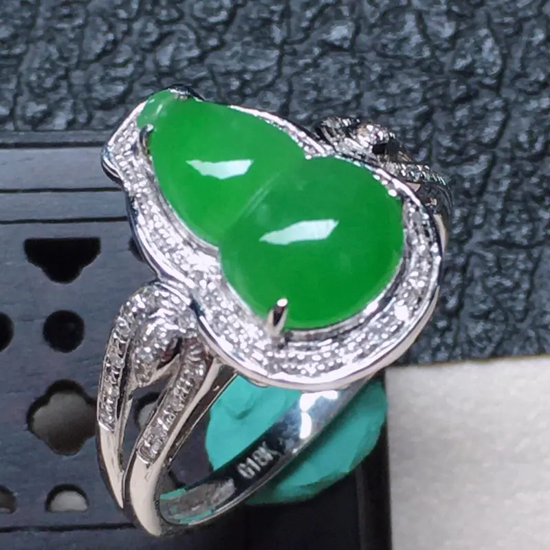 缅甸翡翠16圈口18k金伴钻镶嵌满绿葫芦戒指，自然光实拍，颜色漂亮，玉质莹润，佩戴佳品，内径：16.9mm(可免费改圈口大小)，裸石尺寸 ：11.8*7.3*3.0mm，重3.20克