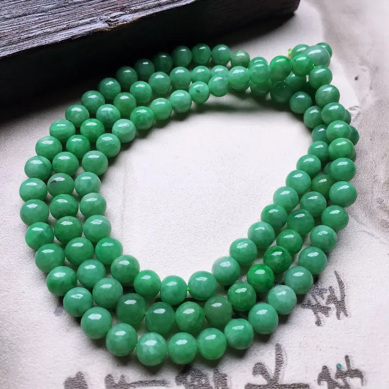 缅甸翡翠带绿圆珠项链（银扣），自然光实拍，颜色漂亮，玉质莹润，佩戴佳品，单颗尺寸：6.4mm，108颗，重63.76克