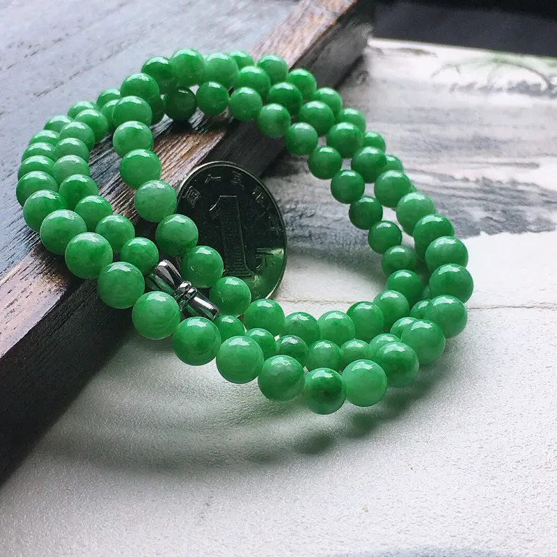 缅甸翡翠带绿圆珠项链（银扣），自然光实拍，玉质莹润，佩戴佳品，单颗尺寸大：6.6mm，单颗尺寸小：4.5mm，91颗，重37.30克