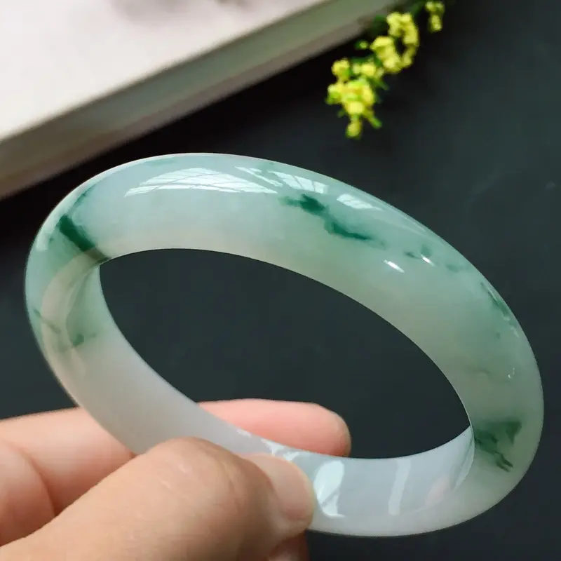 正圈53.2mm，糯化飘花正圈手镯，玉质水润光泽，花色飘逸深邃，清幽宁静，显气质高雅！