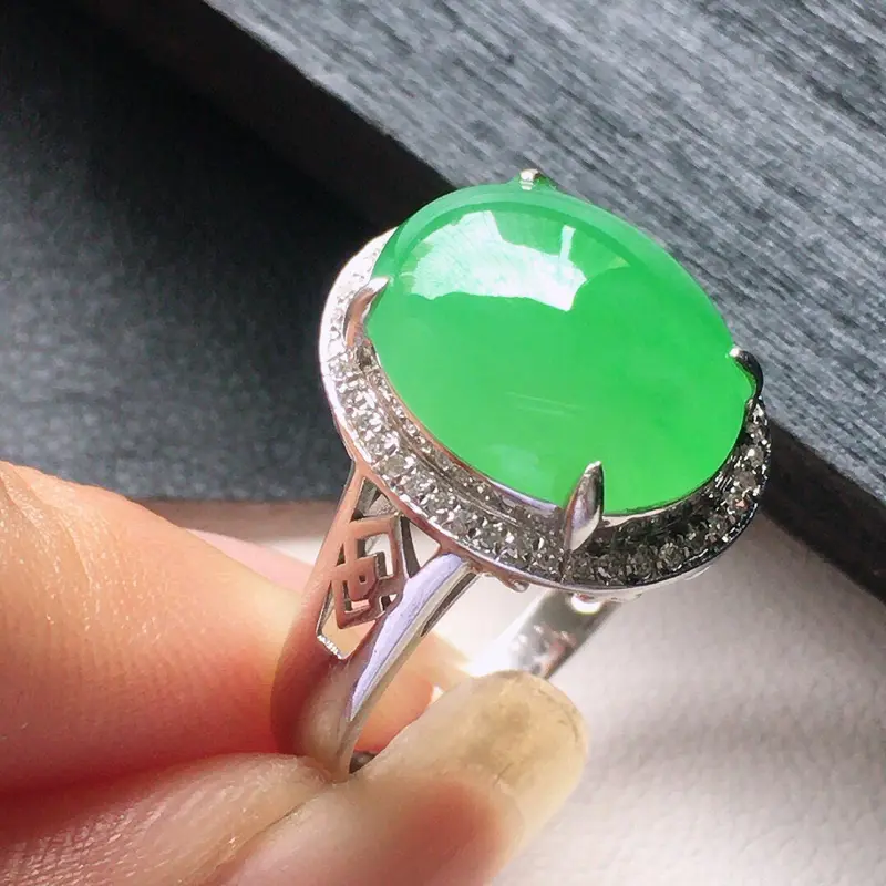 缅甸翡翠17圈口18k金伴钻镶嵌满绿蛋面戒指，自然光实拍，玉质莹润，佩戴佳品，内径：17.2mm（可免费改圈口大小），裸石尺寸 ：10.0*12.4*2.5mm，重4.21克