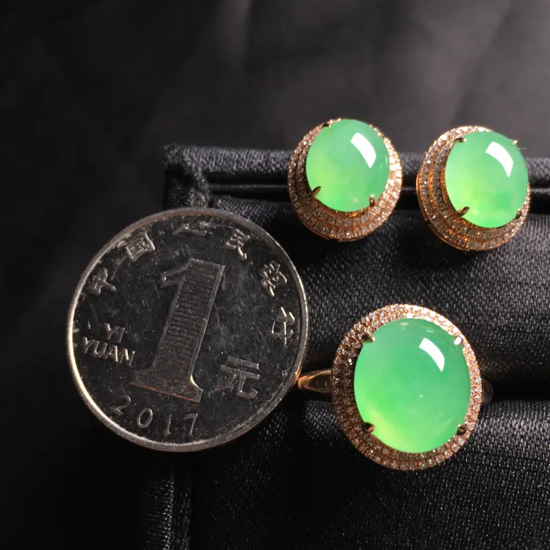 【源头精选】--果绿蛋面套装（耳钉戒指），18k金伴钻镶嵌，完美，种好水足，性价比高。