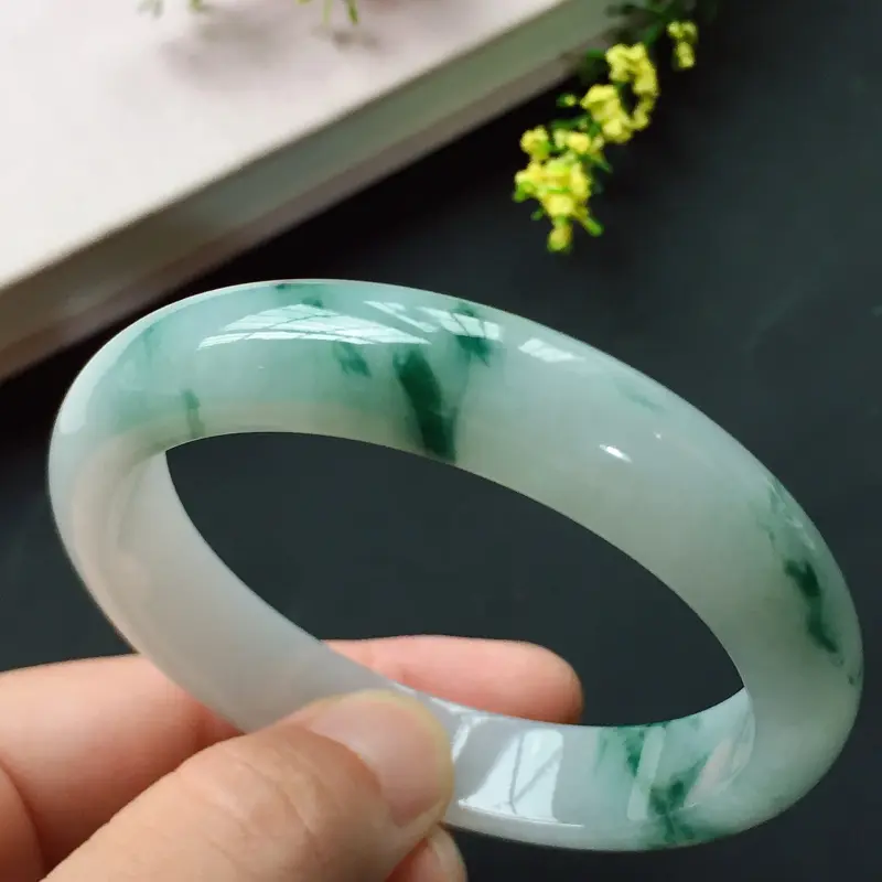 正圈53.2mm，糯化飘花正圈手镯，玉质水润光泽，花色飘逸深邃，清幽宁静，显气质高雅！