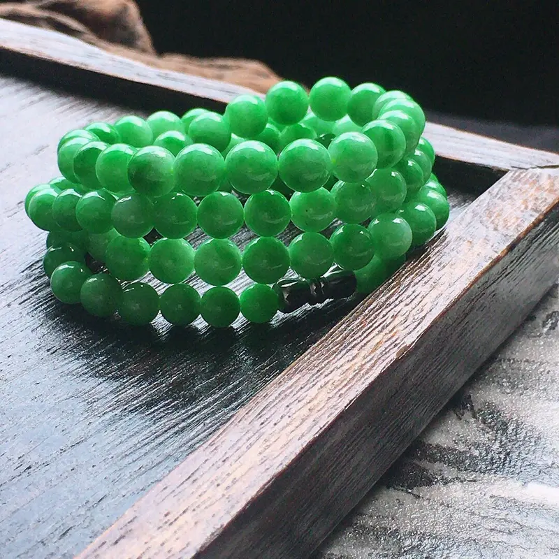 缅甸翡翠带绿圆珠项链（银扣），自然光实拍，玉质莹润，佩戴佳品，单颗尺寸大：6.6mm，单颗尺寸小：4.5mm，91颗，重37.30克
