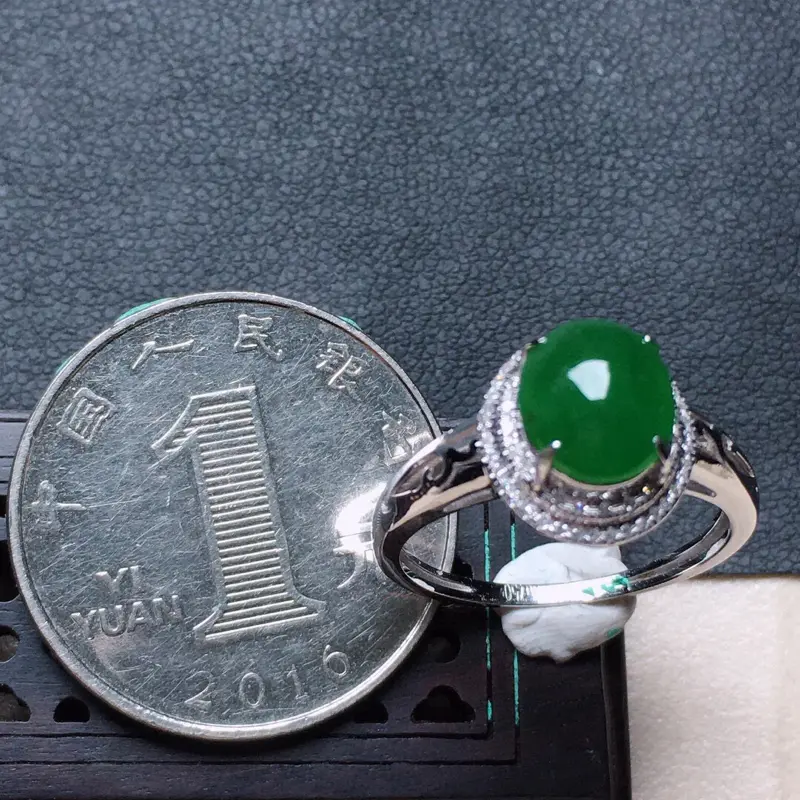 缅甸翡翠17圈口18k金伴钻镶嵌满绿蛋面戒指，自然光实拍，颜色漂亮，玉质莹润，佩戴佳品，内径：17.1mm(可免费改圈口大小)，裸石尺寸 ：7.2*8.3*3.7mm，重2.27克