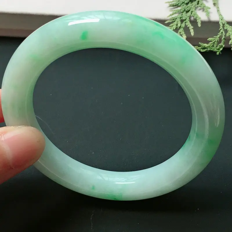 圆条54.7mm，细糯阳绿手镯，底子细腻，青翠鲜绿