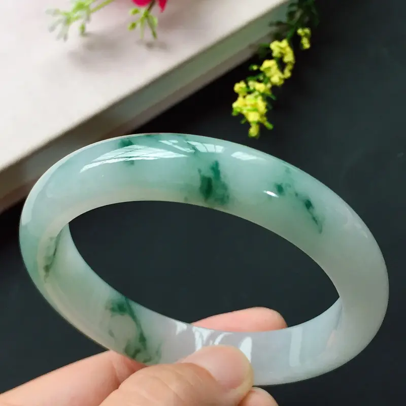 正圈53.2mm，糯化飘花正圈手镯，玉质水润光泽，花色飘逸深邃，清幽宁静，显气质高雅！