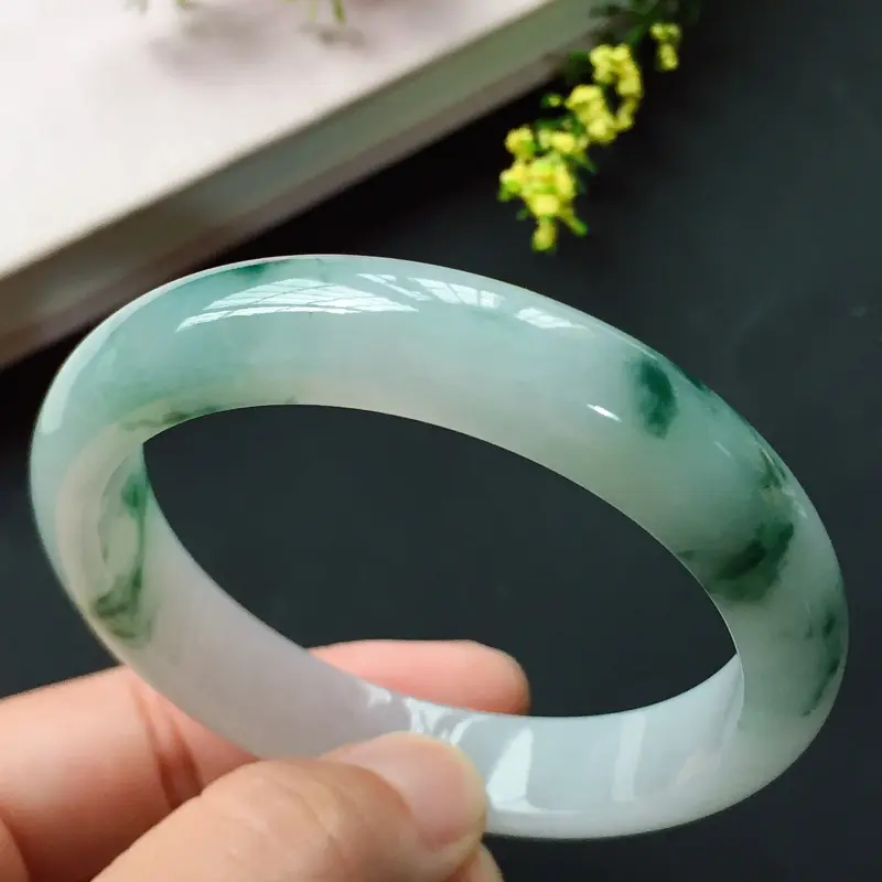 正圈53.2mm，糯化飘花正圈手镯，玉质水润光泽，花色飘逸深邃，清幽宁静，显气质高雅！