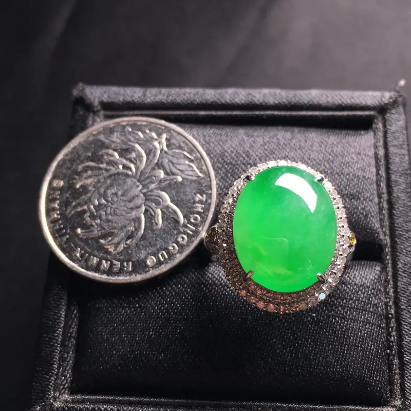 【源头精选】--阳绿蛋面戒指，18k金伴钻镶嵌，完美，种好水足，性价比高。