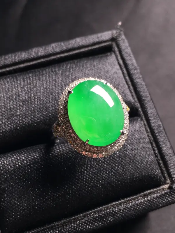 【源头精选】--阳绿蛋面戒指，18k金伴钻镶嵌，完美，种好水足，性价比高。
