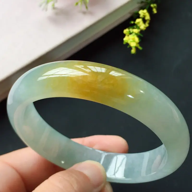 正圈57.3mm，冰糯飘花正圈手镯，玉质冰润，光感十足，黄翡色泽艳丽闪耀，显气质优雅！