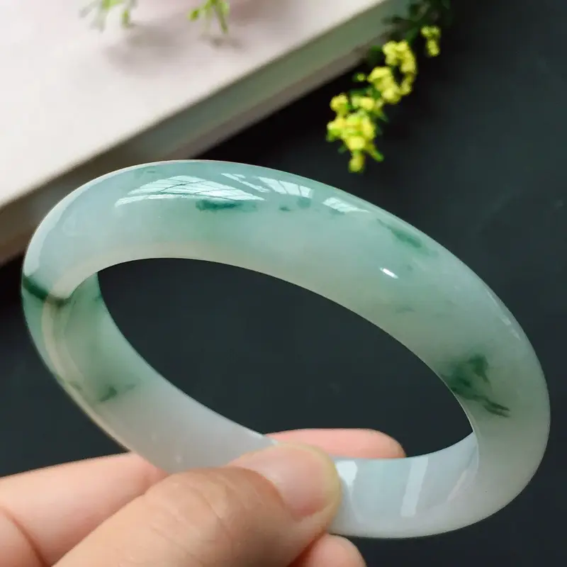 正圈53.2mm，糯化飘花正圈手镯，玉质水润光泽，花色飘逸深邃，清幽宁静，显气质高雅！