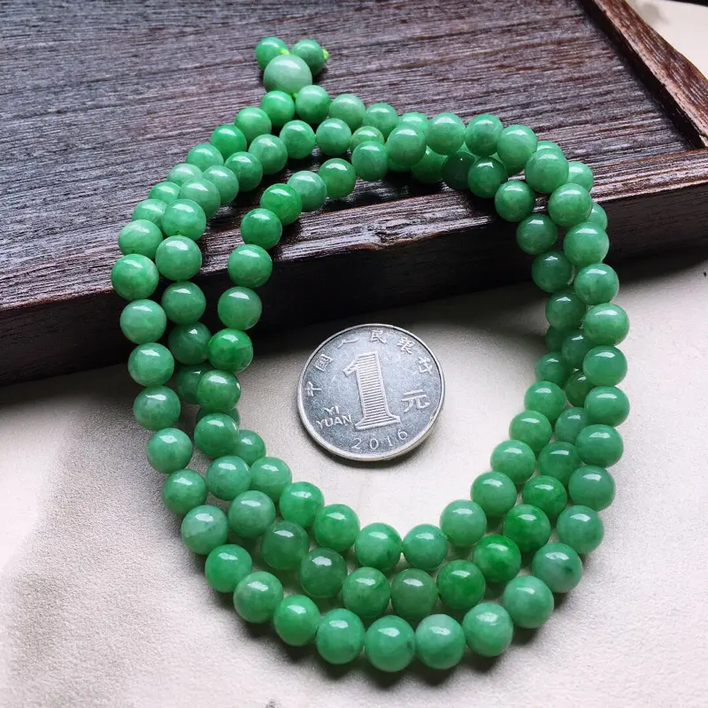 缅甸翡翠带绿圆珠项链（银扣），自然光实拍，颜色漂亮，玉质莹润，佩戴佳品，单颗尺寸：6.4mm，108颗，重63.76克