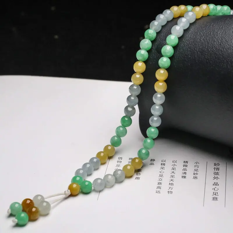 天然翡翠珠链，共115颗珠子，取其中一颗珠尺寸大约6.6mm，清秀高雅，玉质莹润，实物漂亮。佩戴效果更端庄时尚。