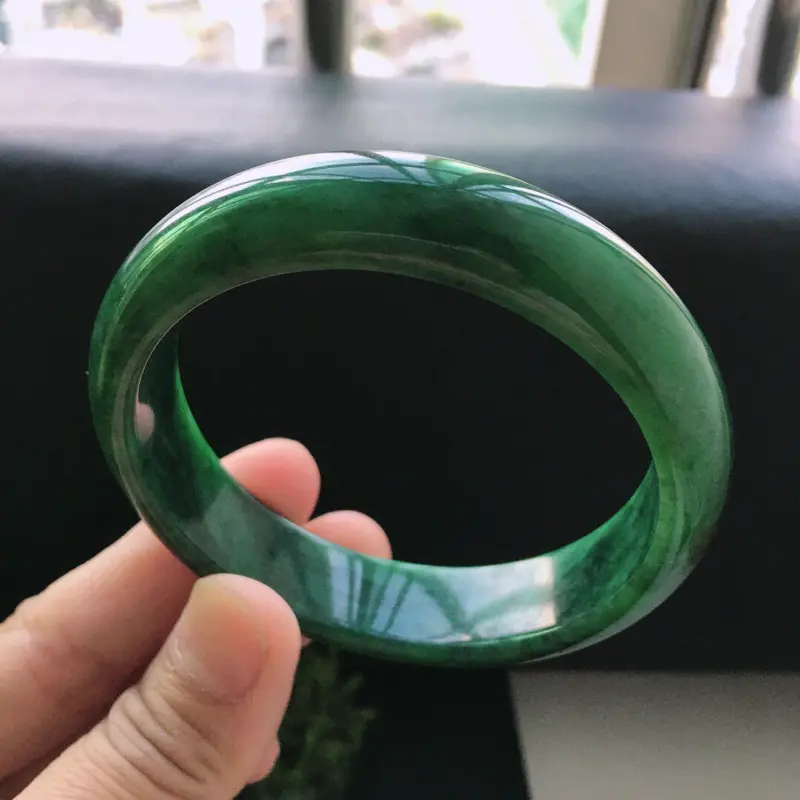 糯化种绿色正圈手镯，天然翡翠A货玉质细腻颜色好.  佩戴上手大方漂亮，圈口:58mm   尺寸:14*7mm。