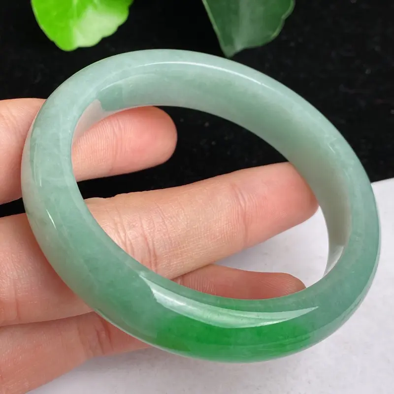 缅甸a货翡翠，水润飘绿正圈手镯53.1mm 玉质细腻，水润飘绿，条形大方得体，佩戴效果更好