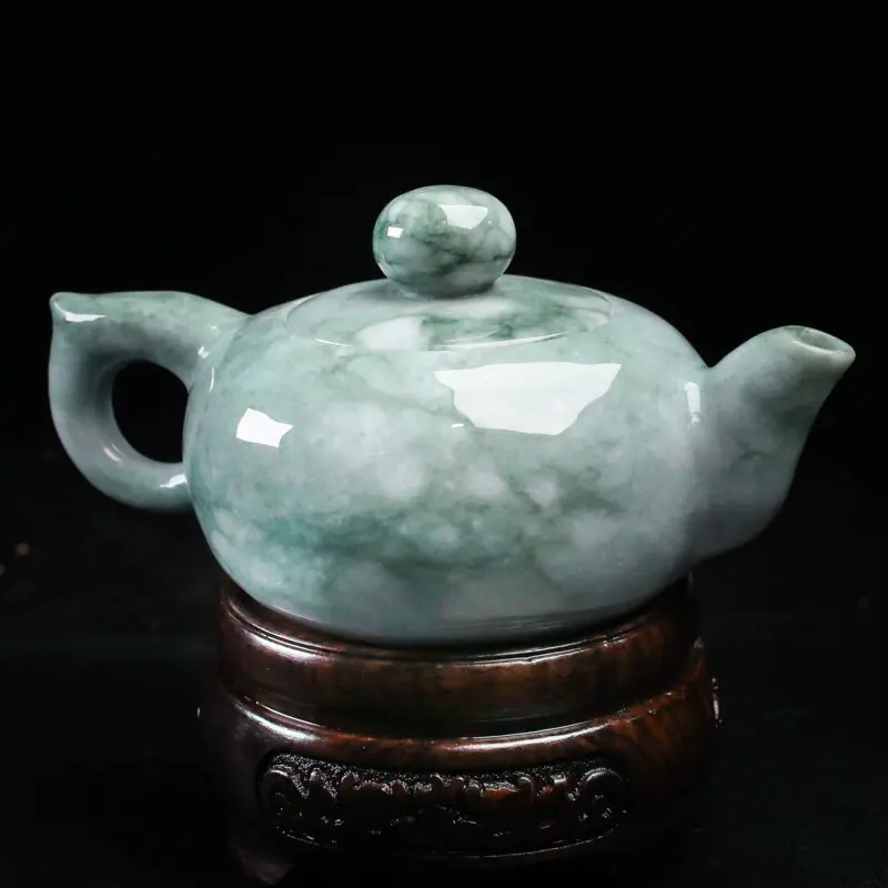 茶壶翡翠小摆件。手工雕刻，精工细作，雕刻线条流畅，尺寸壶身127.7*81.2*64.6mm，配送精美底座。