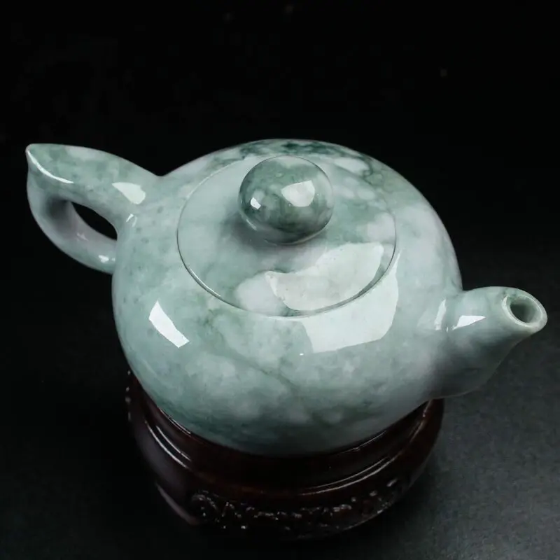 茶壶翡翠小摆件。手工雕刻，精工细作，雕刻线条流畅，尺寸壶身127.7*81.2*64.6mm，配送精美底座。