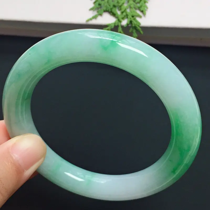 圆条56.5mm，细糯飘绿手镯，底子细腻，青翠鲜绿，高贵大方