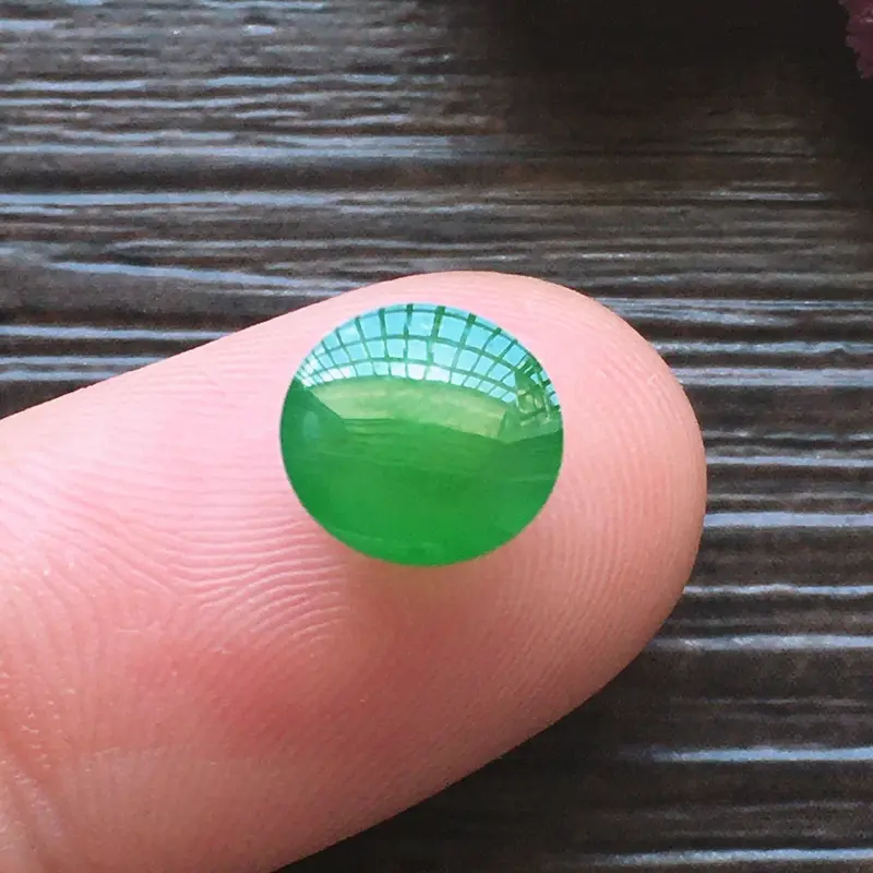【自然光实拍,缅甸a货翡翠,辣绿小蛋面,种好通透,水润玉质细腻,雕刻精细,饱满品相佳,无孔需镶嵌,】图6
