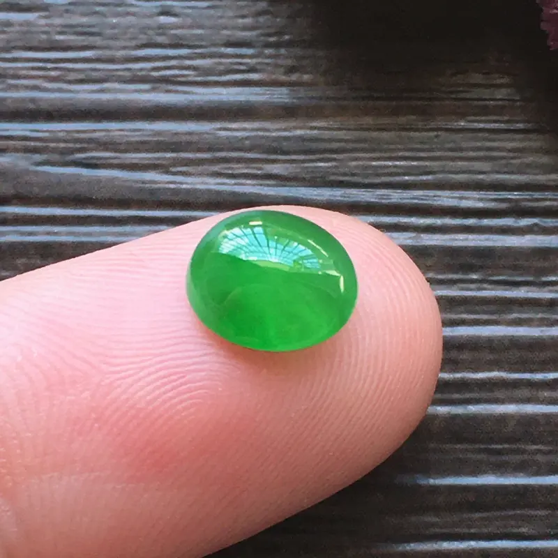 【自然光实拍,缅甸a货翡翠,辣绿小蛋面,种好通透,水润玉质细腻,雕刻精细,饱满品相佳,无孔需镶嵌,】图1