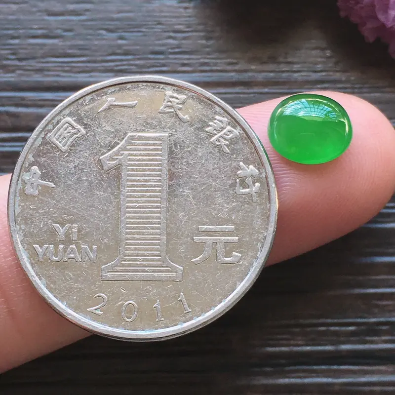 【自然光实拍,缅甸a货翡翠,辣绿小蛋面,种好通透,水润玉质细腻,雕刻精细,饱满品相佳,无孔需镶嵌,】图7