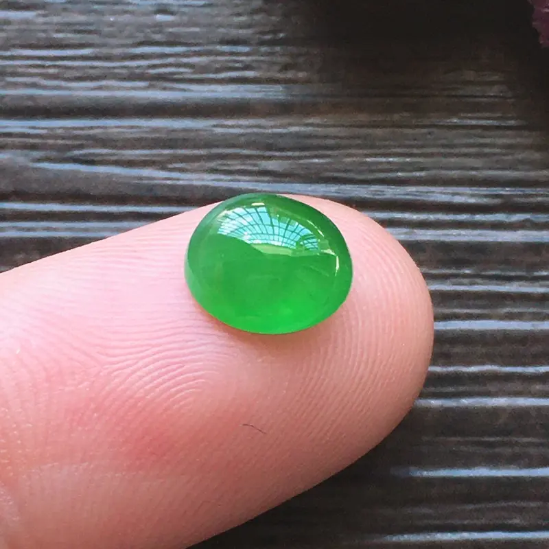 【自然光实拍,缅甸a货翡翠,辣绿小蛋面,种好通透,水润玉质细腻,雕刻精细,饱满品相佳,无孔需镶嵌,】图4