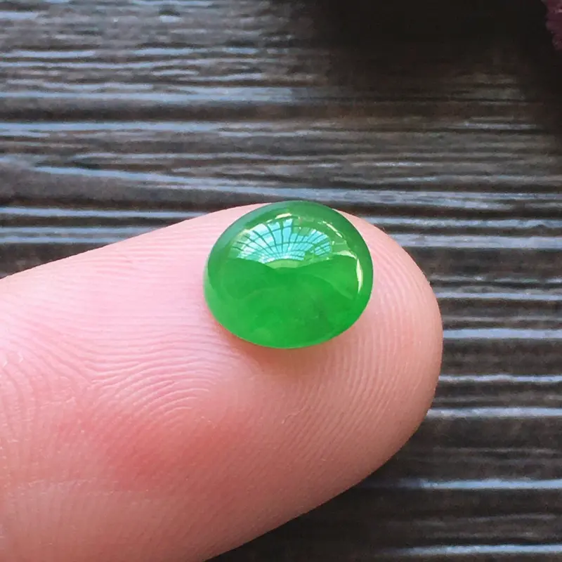【自然光实拍,缅甸a货翡翠,辣绿小蛋面,种好通透,水润玉质细腻,雕刻精细,饱满品相佳,无孔需镶嵌,】图2