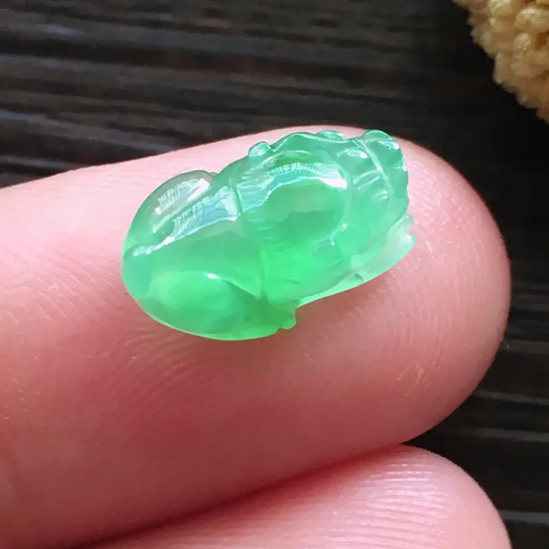 【自然光实拍,缅甸a货翡翠,冰种甜绿小貔貅,种好通透,水润玉质细腻,雕刻精细,饱满品相佳,无孔需镶嵌,】图2