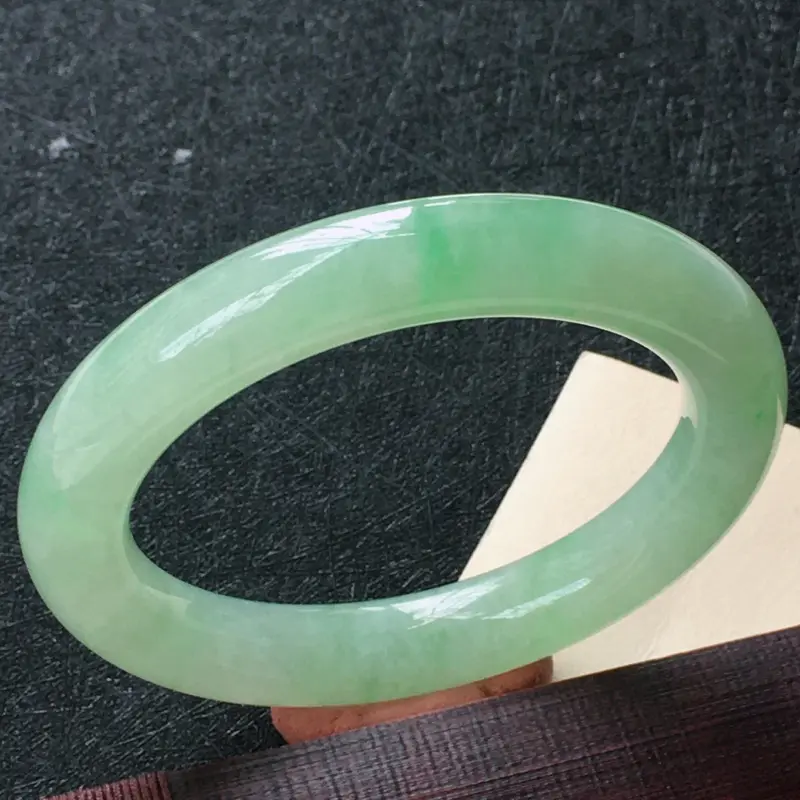 圈口：54.2mm 翡翠满浅绿圆条手镯，种水好玉质细腻温润，颜色漂亮。
