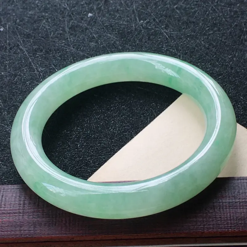 圈口：54.2mm 翡翠满浅绿圆条手镯，种水好玉质细腻温润，颜色漂亮。
