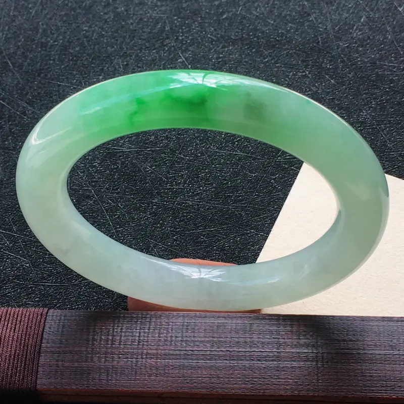 圈口：55.0mm 翡翠飘绿圆条手镯，种水好玉质细腻，种老水润，颜色漂亮。