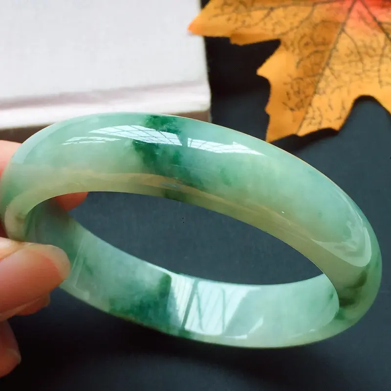 正圈58.7mm，花色浓郁，水润光泽，条形大气，性价比超值！