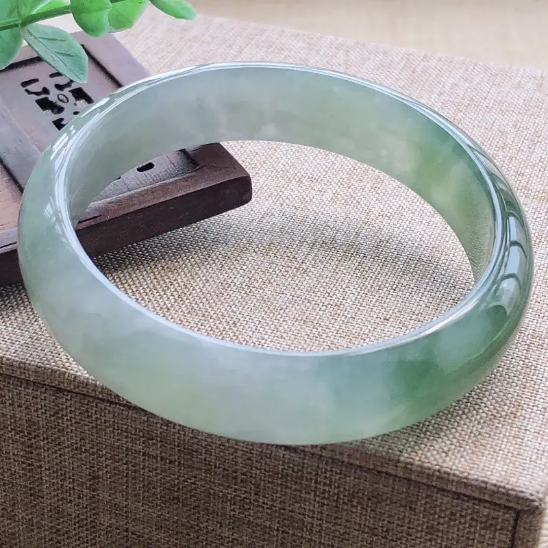 【👍👍👍糯化种翡翠飘绿宽条手镯,圆润厚实,亮丽秀气,颜色好,品相好,上手佩戴效果知性优雅,尺寸57.5*13.9*8.1mm。温馨提示:手镯比较容易出现佩戴不合适,如对圈口有疑问, 请拍之前咨询客服了解手镯的圈口尺寸。】图2