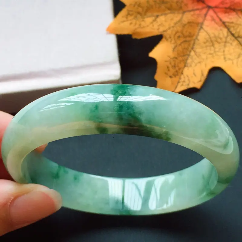 正圈58.7mm，花色浓郁，水润光泽，条形大气，性价比超值！