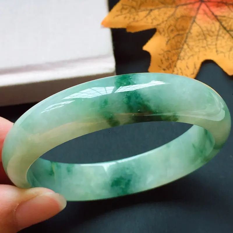 正圈58.7mm，花色浓郁，水润光泽，条形大气，性价比超值！