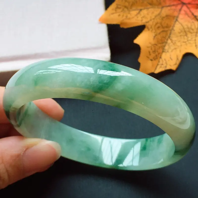 正圈58.7mm，花色浓郁，水润光泽，条形大气，性价比超值！
