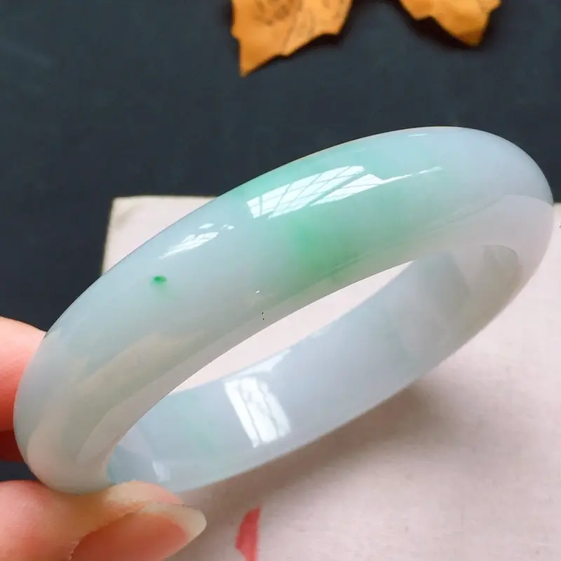 正圈53.2mm，飘果绿正圈手镯，清新淡雅，白皙水嫩，端庄秀丽！