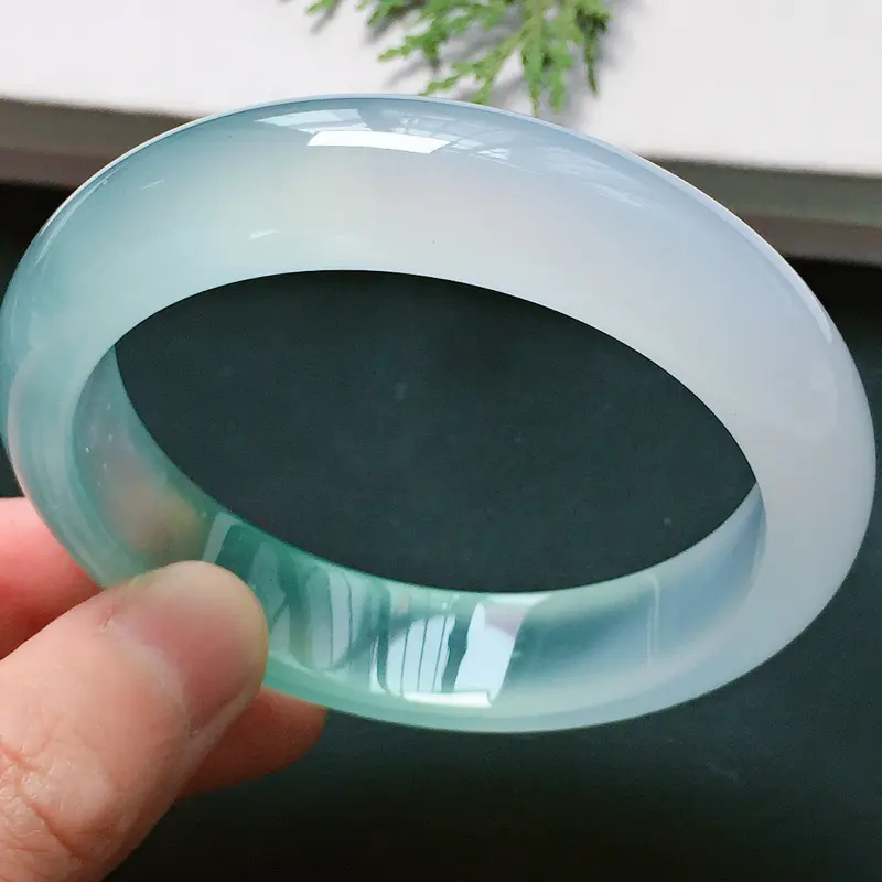 【正圈54mm,高冰淡绿手镯,荧光闪闪,晶莹剔透,清甜迷人,高贵奢华】图3