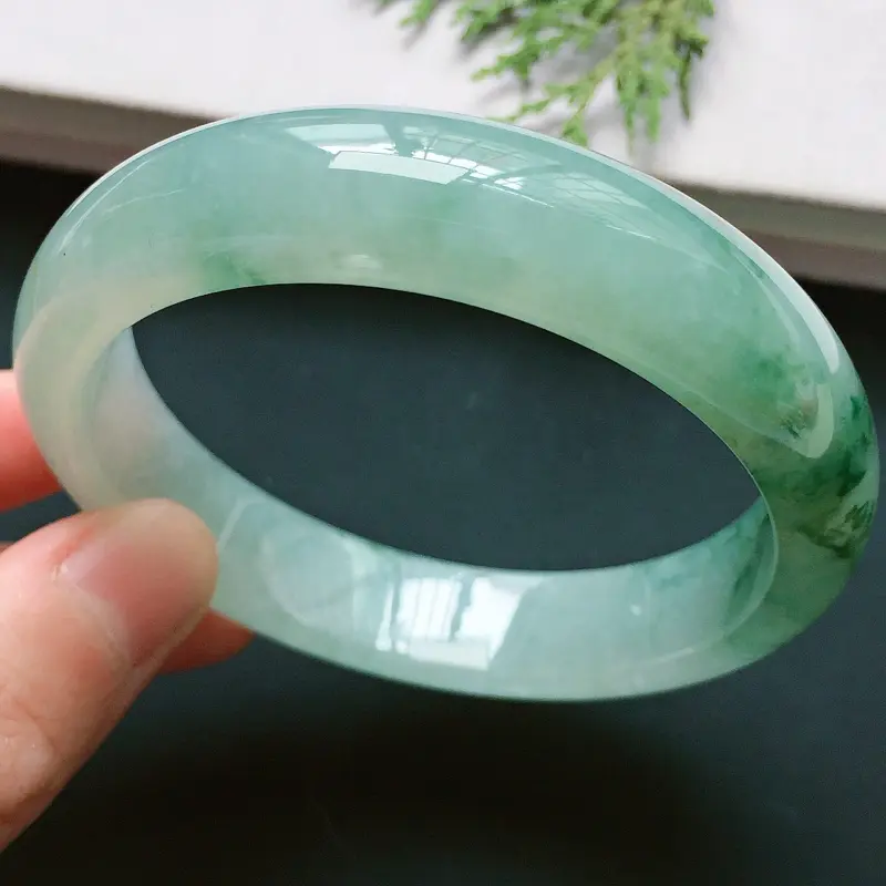 正圈54mm，糯化种飘花手镯，底子细润，优雅端庄