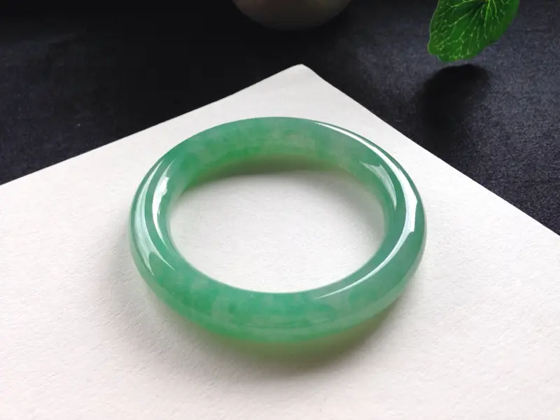 【满色圆条手镯,55圈口,品质料,种水足,色泽亮丽鲜艳,青翠碧绿,有棉纹不影响】图6