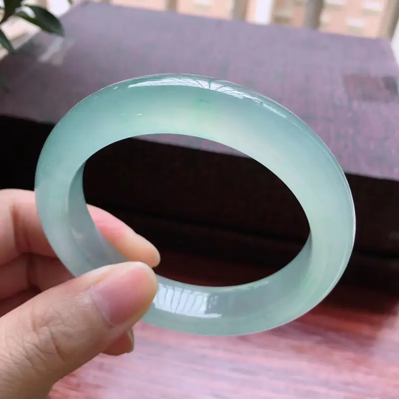 【自然光实拍,缅甸a货翡翠,冰种睛水宽边手镯 ,种好水头足,起胶感,玉质细腻,佩戴效果佳。】图7