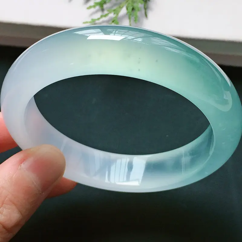 【正圈54mm,高冰淡绿手镯,荧光闪闪,晶莹剔透,清甜迷人,高贵奢华】图1