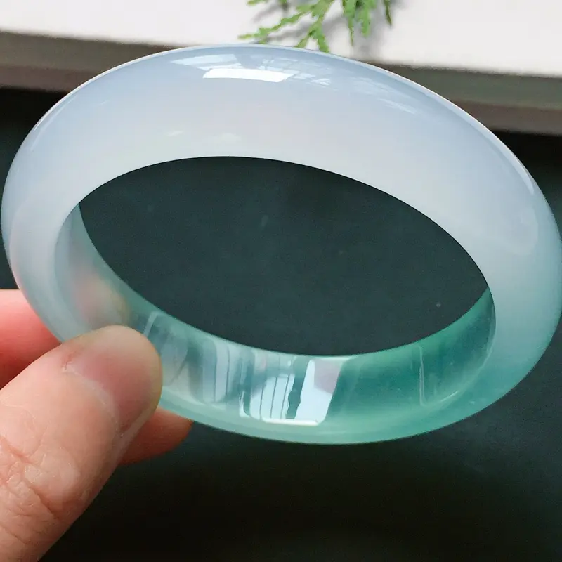 【正圈54mm,高冰淡绿手镯,荧光闪闪,晶莹剔透,清甜迷人,高贵奢华】图4