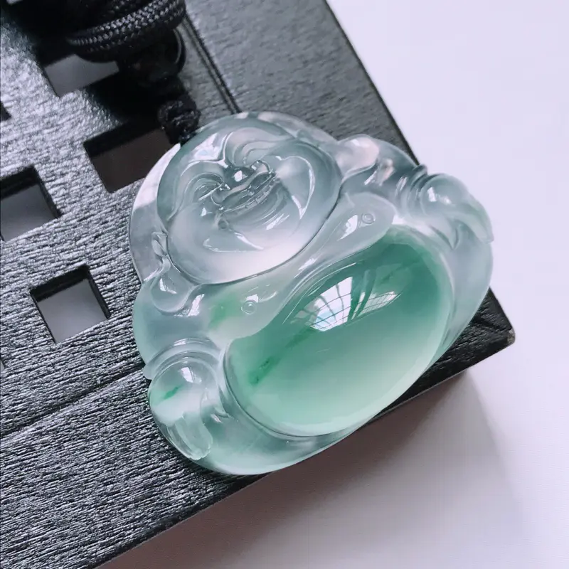 【天然翡翠A货。老坑高冰飘花佛公吊坠。玉质细腻,尺寸:30*35.6*9.8mm】图1