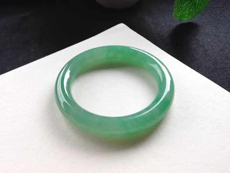 【满色圆条手镯,55圈口,品质料,种水足,色泽亮丽鲜艳,青翠碧绿,有棉纹不影响】图7